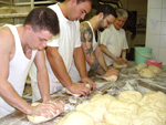 Bäckerschüler bei der praktischen Beschäftigung