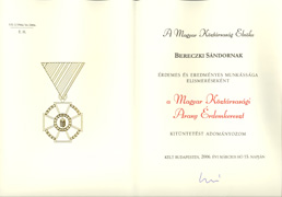 A Magyar Köztársaság Elnöke által adományozott a Magyar Köztársaság Arany Érdemkereszt kitüntetés